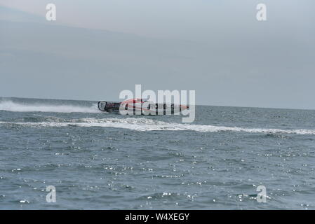 Motorbootrennen auf der UKOPRA Poole 100 2019 Motorbootrennen in den Solent Stockfoto