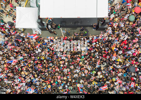 San Juan, Puerto Rico. 25. Juli, 2019. Zahlreiche Menschen demonstrieren, nach dem Rücktritt von Gouverneur Rossello. Nach Tagen der Massenproteste, der Gouverneur hat seinen Rücktritt angekündigt. Er wird am Nachmittag des 2. August zurücktreten. Die Proteste wurden durch die Veröffentlichung von Nachrichten von einer privaten Gruppe chat ausgelöst. Rosselló und elf vertrauten abfällig Kommentar auf mehrere Personen. Credit: Alejandro Granadillo/dpa/Alamy leben Nachrichten Stockfoto