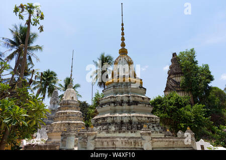 Stupas im Garten am Wat Samrong Knong, in Battambang, Kambodscha Stockfoto