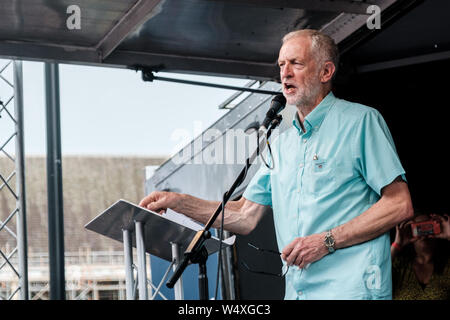Labour-führer Jeremy Corbyn Adressen eine Volksmenge zusammen außerhalb des Parlaments in London für eine allgemeine Wahl als Antwort auf die Ernennung von Boris Johnson der neue Führer der Konservativen Partei und der britische Premierminister zu nennen. Stockfoto