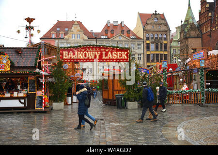Fairyland in der Weihnachtsmarkt vor dem Rathaus in der Altstadt von Wroclaw, Polen. Stockfoto