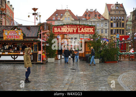 Fairyland in der Weihnachtsmarkt vor dem Rathaus in der Altstadt von Wroclaw, Polen. Stockfoto