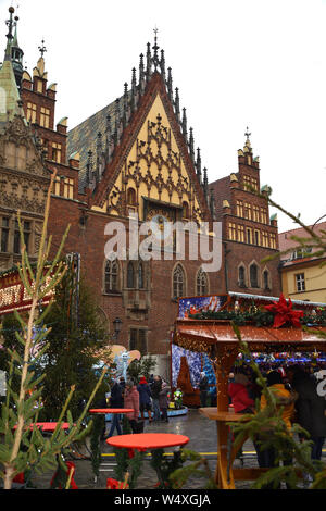 Weihnachtsmarkt auf dem Marktplatz vor dem Rathaus in der Altstadt von Wroclaw, Polen. Stockfoto