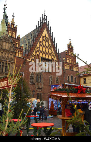 Weihnachtsmarkt auf dem Marktplatz vor dem Rathaus in der Altstadt von Wroclaw, Polen. Stockfoto
