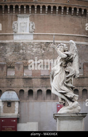 Engel mit einem Speer Statue auf der Brücke Ponte Sant Angelo in Rom, Italien Stockfoto