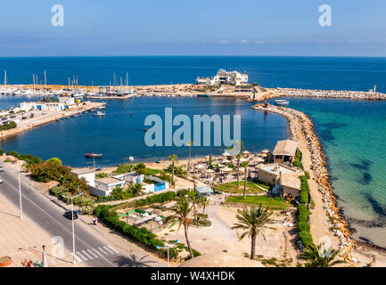 Blick auf den Hafen von der Ribat von Monastir Tunesien, die die Hafeneinfahrt von beiden Meer und Straße. Stockfoto