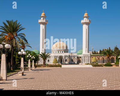 Der Eingang zum Mausoleum des ersten Präsidenten des Habb Bourguiba in Tunesien Monastir Tunesien, 1963 erbaut mit einer goldenen Kuppel und Minaretten. Stockfoto