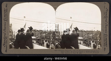 Präsident Roosevelt, mit dem Bürgermeister von Kanton und der Gouverneur von Ohio, Überprüfen der Parade auf McKinley Memorial Day, Canton, Ohio, USA, Stereo Karte, Standard Scenic, 30. September 1907 Stockfoto