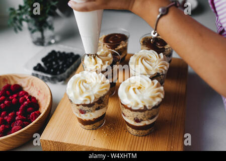 Süßes hausgemachtes Erdbeer Trifle Dessert mit Pudding und Kuchen Stockfoto