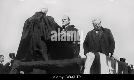 Chief Justice Melville Weston Fuller Verwaltung Amtseid auf Präsident William McKinley, ehemaliger Präsident Grover Cleveland auf der Rechten, U.S. Capitol, Washington DC, USA, 4. März 1897 Stockfoto