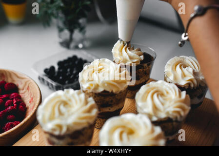 Süßes hausgemachtes Erdbeer Trifle Dessert mit Pudding und Kuchen Stockfoto