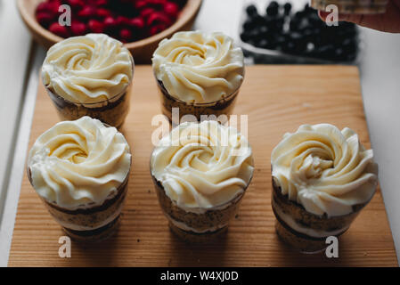 Süßes hausgemachtes Erdbeer Trifle Dessert mit Pudding und Kuchen Stockfoto