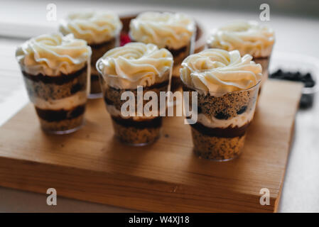 Süßes hausgemachtes Erdbeer Trifle Dessert mit Pudding und Kuchen Stockfoto