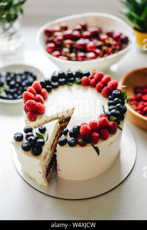 Close Up. Cremigen mascarpone Kuchen mit Erdbeeren und Winter Beeren. New York Cheesecake. Close Up. Weihnachten Dessert. Gesundes Essen. Creative a Stockfoto