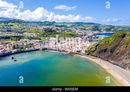 Gates Portao, idyllischen Urlaub Strand Praia und Azure Turquoise Bay Baia do Porto Pim, roten Dächer der historischen touristischen Zentrum von Horta, der Berg Monte Stockfoto