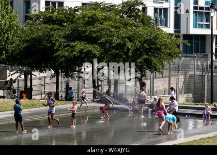 London, Großbritannien. 25. Juli, 2019. Kinder haben Spaß an einem Brunnen in London, Großbritannien, am 25. Juli 2019. Die Temperatur 38,1 Grad Celsius im südlichen England Hit auf Donnerstag, einen neuen Rekord für die heißesten Juli im Land, sagte Met Office, den nationalen Wetterdienst Körper. Credit: Han Yan/Xinhua/Alamy leben Nachrichten Stockfoto