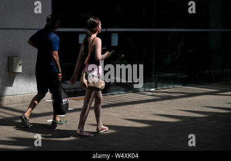 London, Großbritannien. 25. Juli, 2019. Menschen gehen in den Sonnenschein in London, Großbritannien, am 25. Juli 2019. Die Temperatur 38,1 Grad Celsius im südlichen England Hit auf Donnerstag, einen neuen Rekord für die heißesten Juli im Land, sagte Met Office, den nationalen Wetterdienst Körper. Credit: Han Yan/Xinhua/Alamy leben Nachrichten Stockfoto