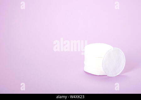 Kosmetik Wattepads. Ein Stapel von wattepads auf einem zarten rosa Hintergrund. Spa. close-up. Stockfoto