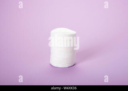 Kosmetik Wattepads. Ein Stapel von wattepads auf einem zarten rosa Hintergrund. Spa. close-up. Stockfoto