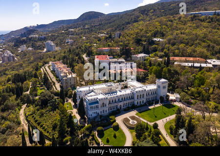 Antenne drone Ansicht von Livadia Palast mit einem schön angelegten Garten in Krim Stockfoto