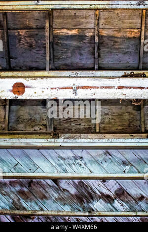 Farben Texturen Linien und Formen in alte Holzdecke. Aus dem Inneren der abgebrochenen cannery Lager in Monterey, Kalifornien genommen. Stockfoto