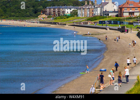 25. Juli 2019 einen Blick auf die Bucht von Ballyholme in Bangor Northern Ireland von der Esplanade gegenüber den Banken an einem heißen Sommernachmittag. Stockfoto