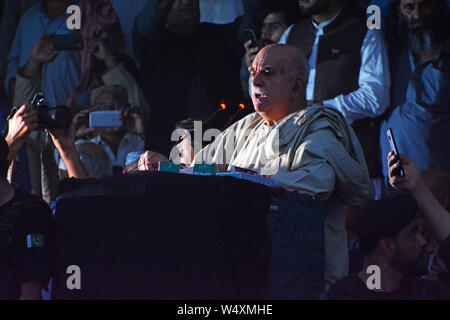 QUETTA, PAKISTAN, 25.Juli: Pashtunkhwa Milli Awami Party (P-KARTE) Vorsitzende, Herr Mehmood Khan Achakzai Adressen die Oppositionsparteien Unterstützer während Stockfoto