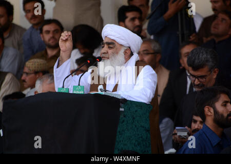 QUETTA, PAKISTAN, 25.Juli: Jamiat-e-Ulama Islam Leader und Mitglied der Nationalversammlung Maulana Abdul Wase Adressen die Oppositionsparteien Unterstützer durin Stockfoto