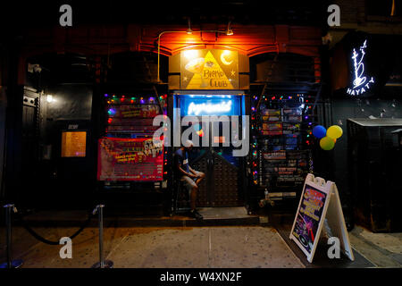 [Historisches Schaufenster] The Pyramid Club, 101 Avenue A, New York, NYC Schaufenster Foto einer Bar und eines Clubs in Manhattans East Village Nachbarschaft. Stockfoto