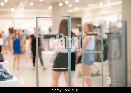 Store Diebstahlsicherung signalisation Alarm, scanner Eingangstor Stockfoto