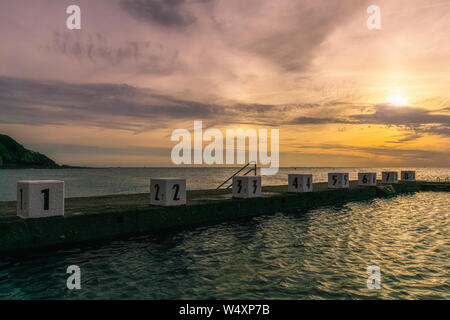 Die schöne Landschaft der Meerwasserpool von Plage (Strand) du Plat Gousset bei Sonnenuntergang, Granville, Küste der Normandie, Frankreich. Stockfoto