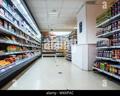 Paris, Frankreich, 25.Juli, 2019: Großen Französischen Supermarkt SB-Warenhaus Interieur mit selbst voll mit frischen Bio Bio- und Fair-Trade Produkten mehrere Desserts und Süßigkeiten - perspektivische Ansicht Stockfoto