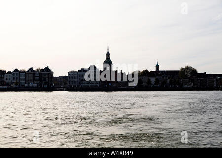 Die Skyline von Dordrecht, einschließlich der Turm der Groothoofds Tor, in den Niederlanden, Dordrecht ist eine Insel, die Stadt und die älteste Stadt in Holland. Stockfoto