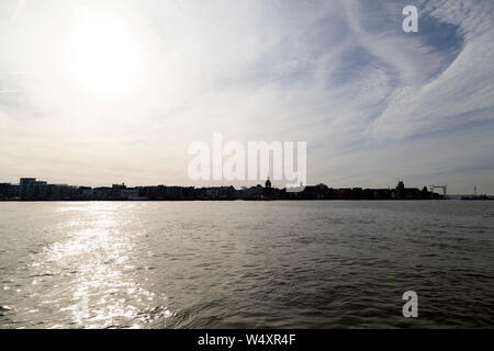 Die Skyline von Dordrecht in den Niederlanden, Dordrecht ist eine Insel, die Stadt und die älteste Stadt in Holland. Stockfoto