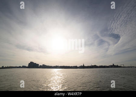 Die Skyline von Dordrecht in den Niederlanden, Dordrecht ist eine Insel, die Stadt und die älteste Stadt in Holland. Stockfoto