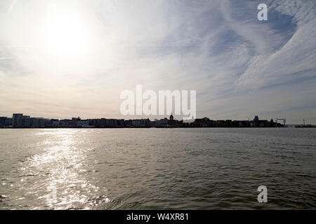 Die Skyline von Dordrecht in den Niederlanden, Dordrecht ist eine Insel, die Stadt und die älteste Stadt in Holland. Stockfoto