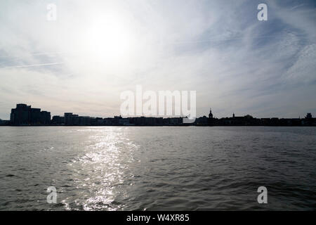 Die Skyline von Dordrecht in den Niederlanden, Dordrecht ist eine Insel, die Stadt und die älteste Stadt in Holland. Stockfoto