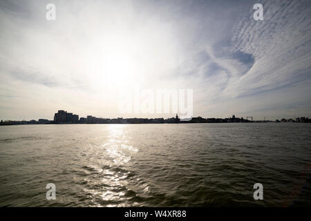 Die Skyline von Dordrecht in den Niederlanden, Dordrecht ist eine Insel, die Stadt und die älteste Stadt in Holland. Stockfoto