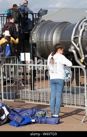 Zuschauer auf eine statische Anzeige an der Royal International Air Tattoo, Fairford, Gloucestershire, Großbritannien 2019 Stockfoto