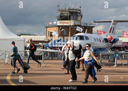 Zuschauer auf eine statische Anzeige an der Royal International Air Tattoo, Fairford, Gloucestershire, Großbritannien 2019 Stockfoto