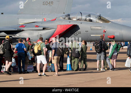 Zuschauer auf eine statische Anzeige an der Royal International Air Tattoo, Fairford, Gloucestershire, Großbritannien 2019 Stockfoto