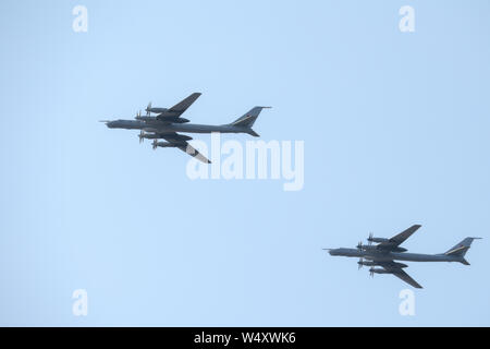 Tupolew Tu-142, sowjetischen/russischen Maritime Reconnaissance und Anti-U-Boot-Krieg Flugzeuge während der Generalprobe der bevorstehenden Marine Parade, St. Petersburg, Russland durchführen. Stockfoto