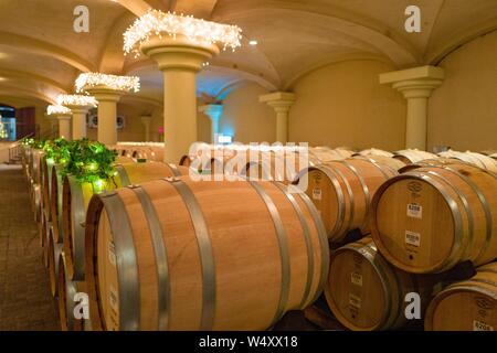 Reihen der Fässer mit Wein gefüllt sind Altern in den Höhlen oder Fass Zimmer im Ferrari Carano Weinberg in Sonoma County, Healdsburg, California, 22. Dezember 2018. () Stockfoto