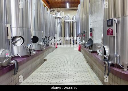 Reihen von grossen Stahltanks an der Wein Produktion in Sonoma County, Healdsburg, California, 22. Dezember 2018. () Stockfoto