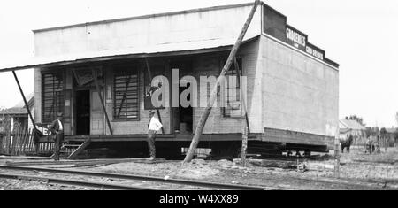 Geschäftseröffnung Lebensmittelladen an den Bahngleichesen/neuen Store mit Lebensmittelgeschäft in der Nähe der Bahngleise Stockfoto