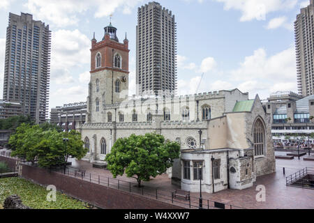 Die Kirche St. Giles-ohne-Cripplegate auf dem Barbican Estate, City of London, EC3, UK Stockfoto