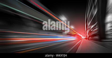 Verkehr entlang der U-Bahn Station an der Sheikh Zayed Road Stockfoto