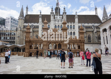 Der Turm, aus Kartons, vor der Stadthalle Großer Saal und Innenhof, Basinghall Street, London, EC2, UK Stockfoto