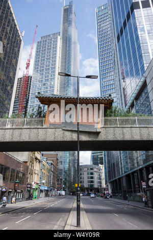 Sie Ho Suh's 'Bridging Startseite ' auf Wermut Straße, ein traditionelles koreanisches Haus als Teil einer großen Installation im Außenbereich in der City von London, Großbritannien Stockfoto