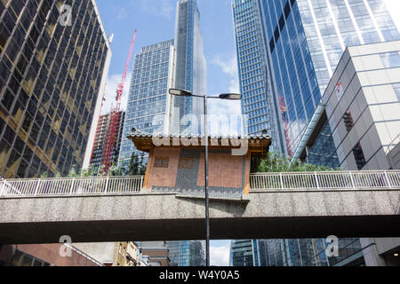 Sie Ho Suh's 'Bridging Startseite ' auf Wermut Straße, ein traditionelles koreanisches Haus als Teil einer großen Installation im Außenbereich in der City von London, Großbritannien Stockfoto